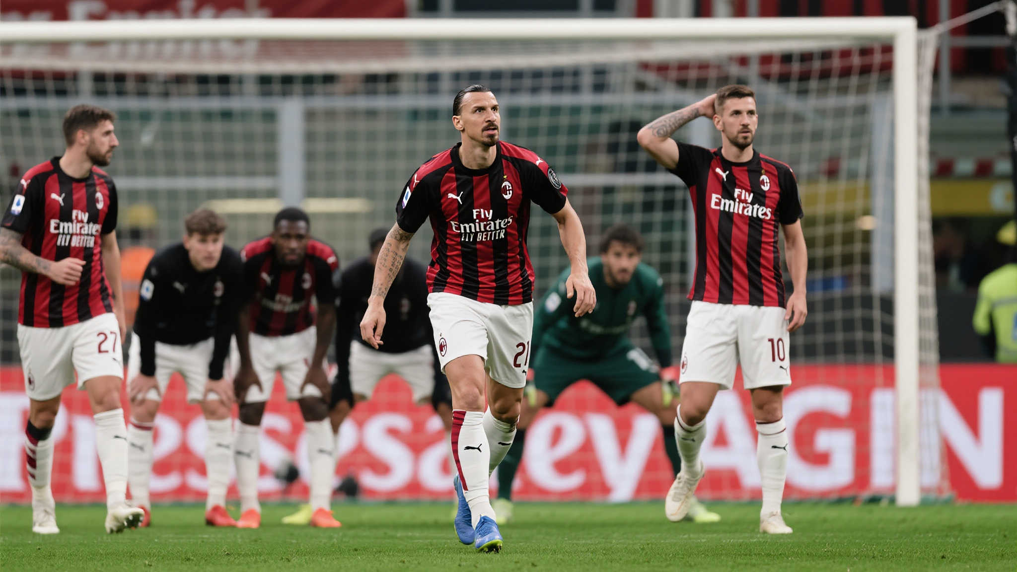 邓弗里斯谈巴黎惨败:生涯低谷,赛前充满信心 当然,如若把矛头完全瞄准某一人的确欠缺公允性!毕竟